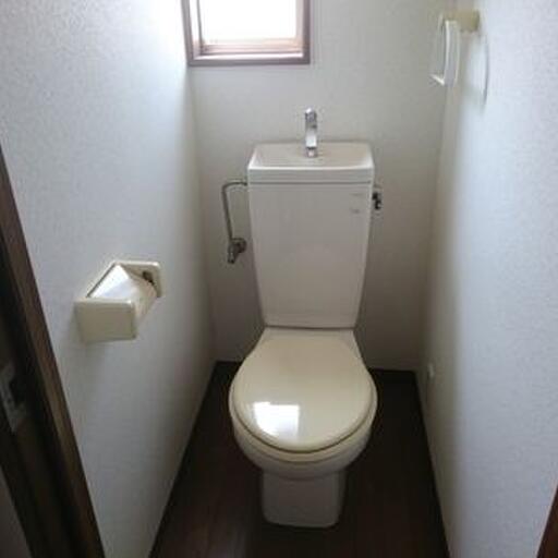 洋式トイレ 窓が付いているのでトイレも明るい。風通しもgood!