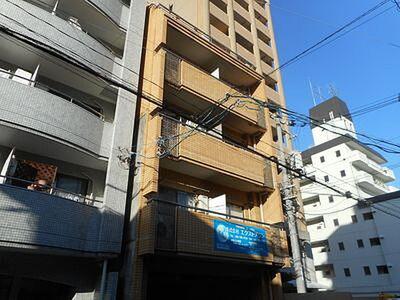 市内中心部（八丁堀・紙屋町）にも通勤し易い立地、エントランス側から撮影した外観です。