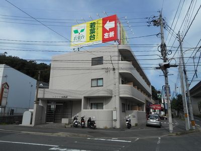 スーパー・コンビニ・病院、一人暮らしには必要な住環境がそろってます。家電付き（洗濯機・冷蔵庫・電子レンジ）なので初めての一人暮らし、単身赴任の方に便利。また、家電の故障の場合は対応します。